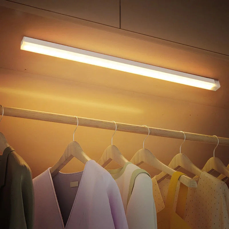 Luz de LED com Sensor de Movimento – Iluminação Automática e Elegante